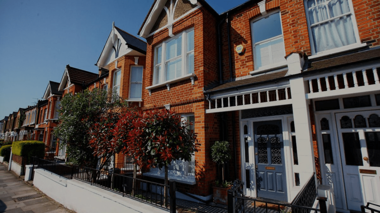 A comprehensive guide to Southfields, London history, amenities, and